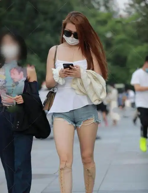 白色花边吊带搭配浅色超短裤尽显性感