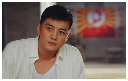 李亚鹏带女儿吃路边摊李嫣全程不愿摘口罩没吃几口疑很嫌弃