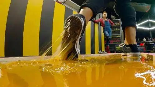 号称世界上粘性最强的胶水,能走5步算你赢,来感受一下!