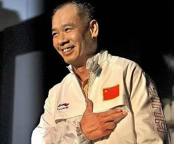 57岁李宁:当年体操王子已身价百亿,头发脱落,妻子依旧貌美如花