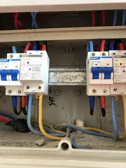 380v三相电的电盒里有两根露在外面的电线,如何区分零线和地线?