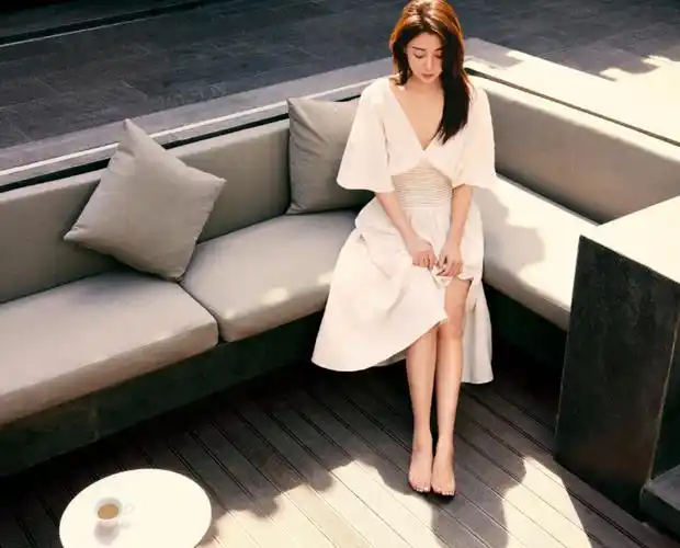 42岁殷桃深v写真太性感衣领大开露事业线斜坐沙发秀细长美腿