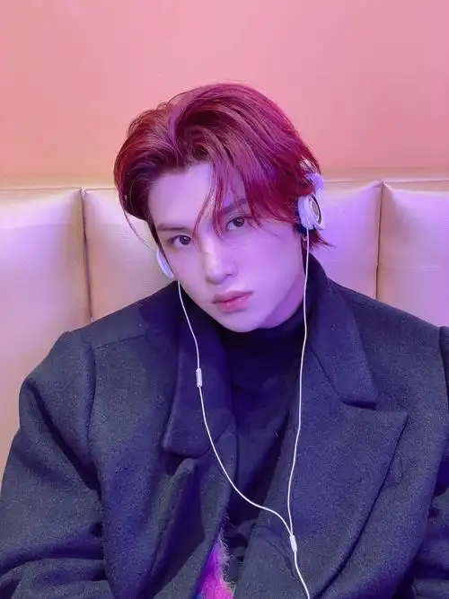 黄明昊el红发耳机库存照,el好酷好帅 帅哥在听什么音乐啊|黄明昊|好酷