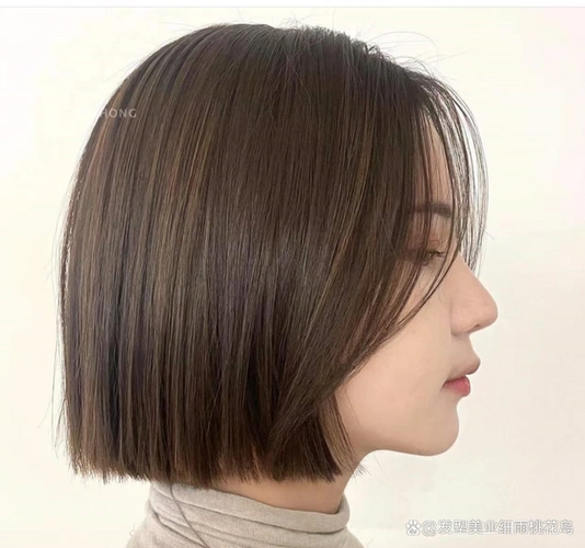 是一款不烫不染也能剪的好看的短发发型,自然的一刀切带点没扣的妹妹