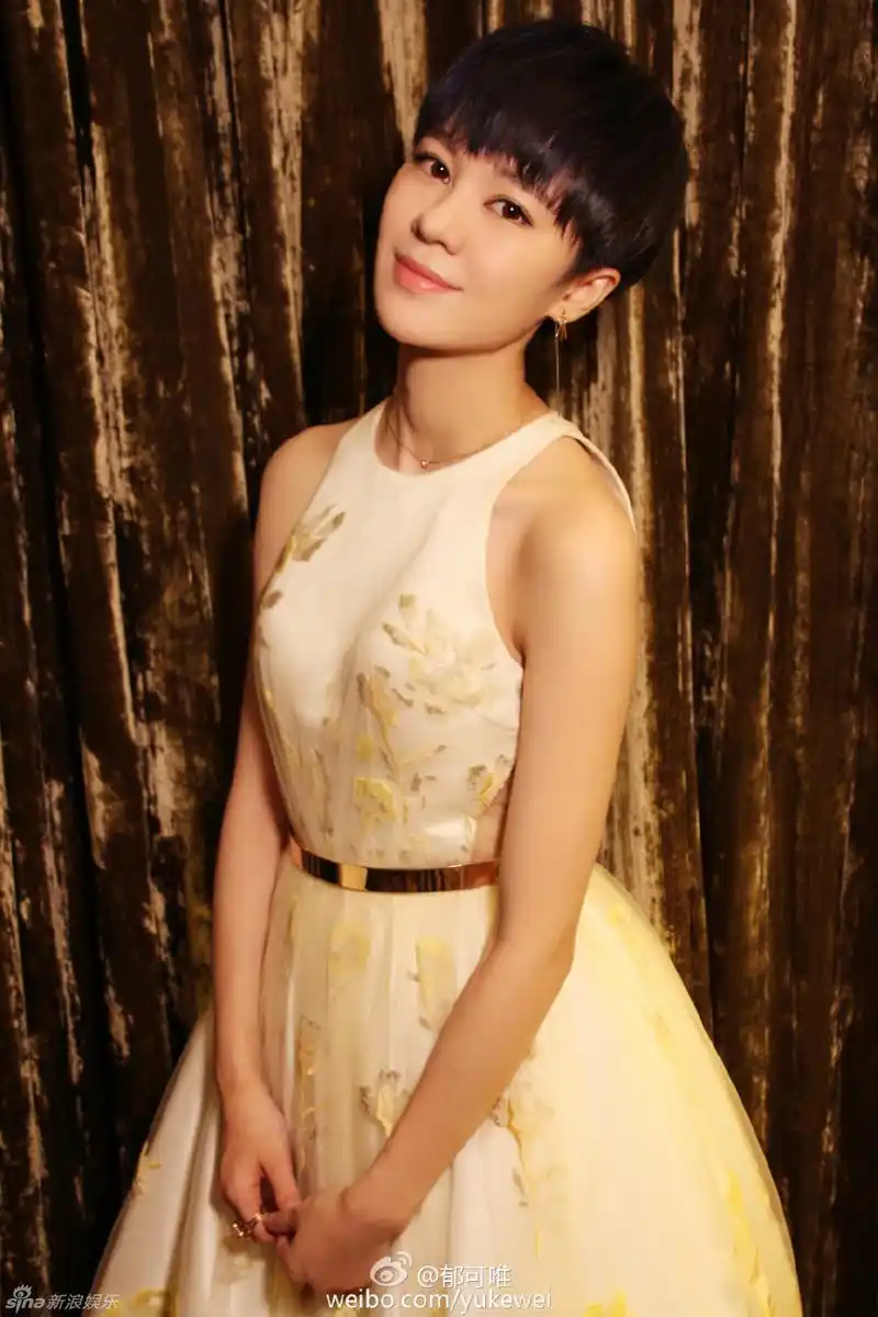 组图:郁可唯晒活动照片 米色长裙清新大方_高清图集_新浪网