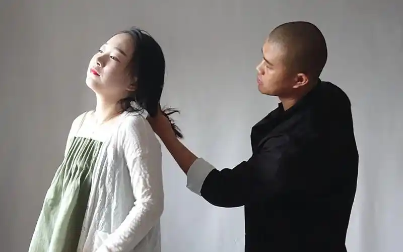 小义防身秘招:被人抓住头发向后拉,一个动作就能制服他