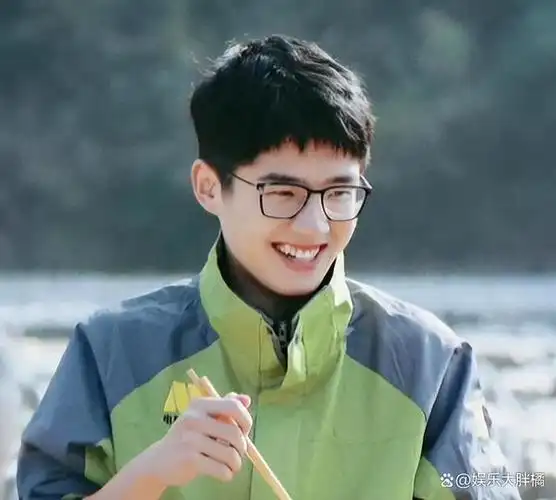 曾志伟拽的不是周冬雨的手,而是娱乐圈的丑陋,两人是啥关系?