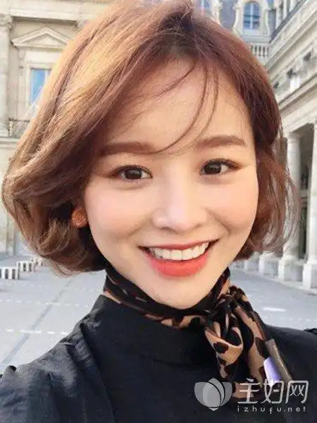 2018最爆款头发显年轻-齐肩短发-短发的卷发-2018流行发型女中短发