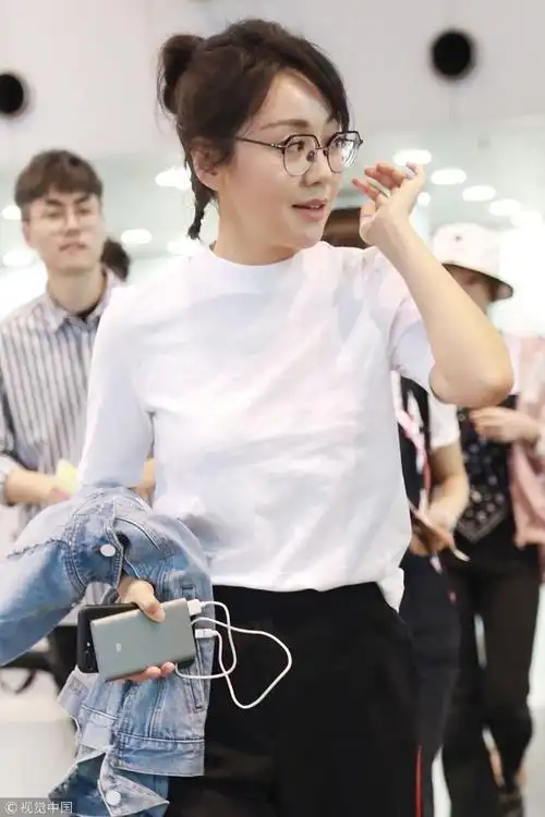 逆龄生长47岁闫妮穿白t恤现身机场
