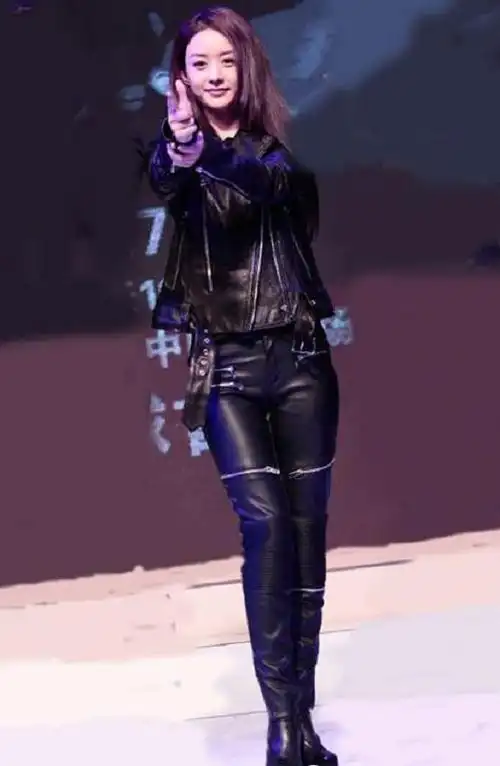赵丽颖太酷了黑色皮衣搭配紧身皮裤惊艳亮相时尚感爆棚