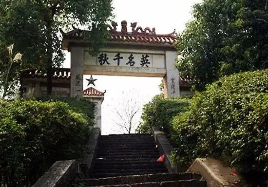 团山,位于湖南邵东县东边,东界双峰县花门镇,南邻本县水东江,西接流光