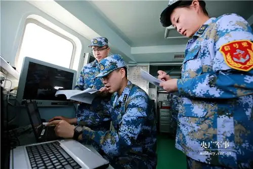 正在进行舰艇通信的海军湘潭舰官兵.张千摄  返回搜