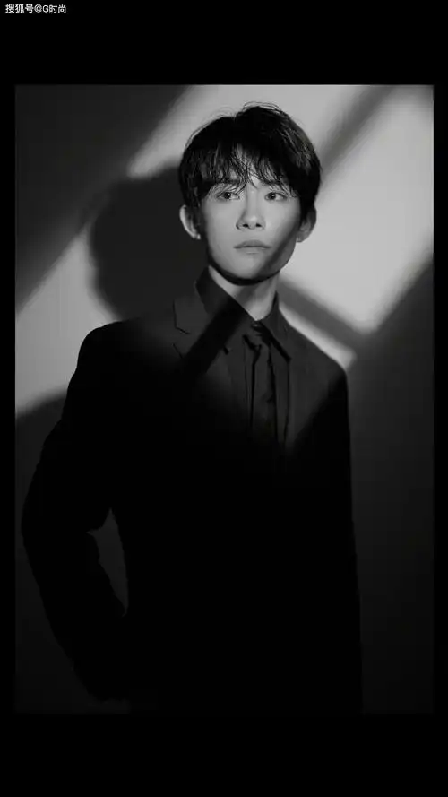 易烊千玺一身黑色的西装,帅气又很有型