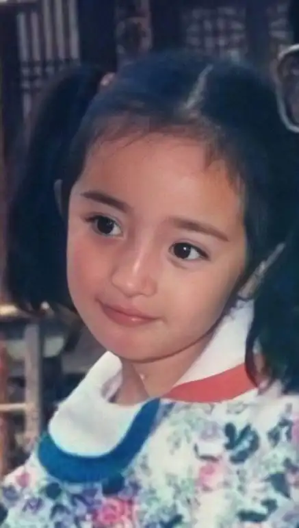 或许是有个警察爸爸的言传身教,杨幂是从小就表现得霸气十足,敢为人先