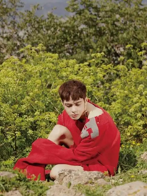 曾舜晞真会玩,深v毛衣露肩露腿,网友:陈志朋既视感!