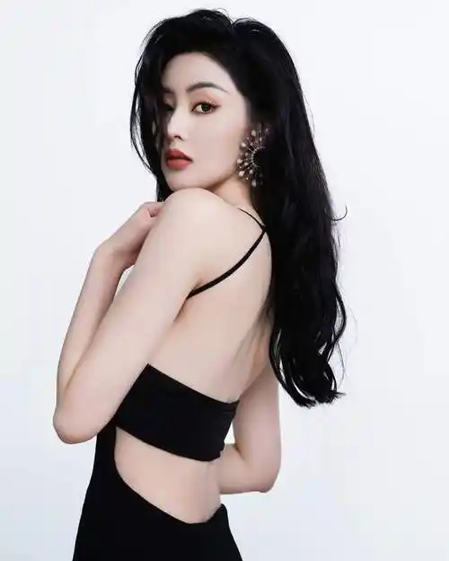 张天爱晒酷照瘦成骨头架子性感吊带裙大露美背卷发妩媚太撩人