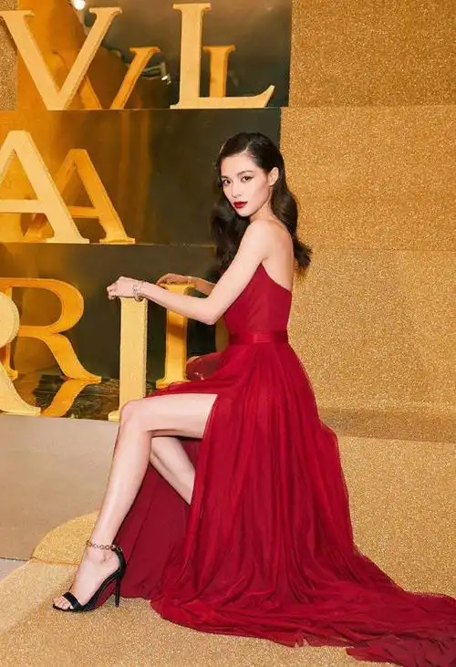 钟楚曦也太大胆了这么高的开衩裙都敢穿露出豆腐腿够惊艳