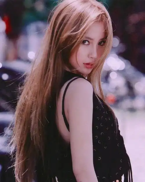 头上佩戴一顶炽烈惹眼的红色贝雷帽,着实太有高贵小公主范儿