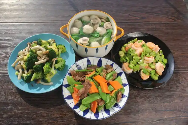 三口之家午餐好吃好做花钱不多家人爱吃得香不剩菜不浪费