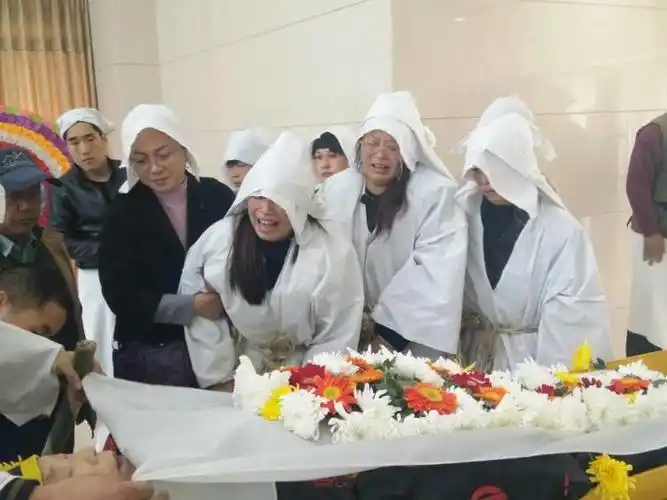 凤南社区民风民俗理事会代表瞻仰遗容!亲朋悼念追思,遗体告别仪式.