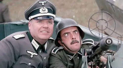 斗鸡眼操控高射炮,结果击落己方飞机,经典喜剧片《虎口脱险》