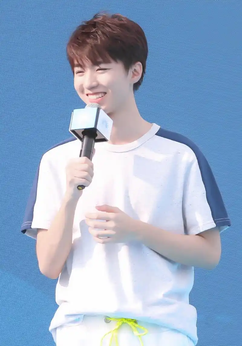 王俊凯三亚品牌活动饭拍 灰色t恤白色休闲裤,今天是青