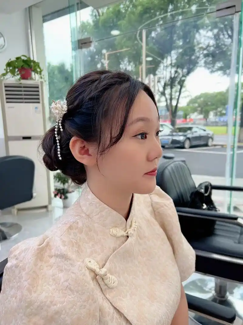 新娘订婚妆.#旗袍发型 #民国旗袍发型教程 #盘发教程 @抖 - 抖音