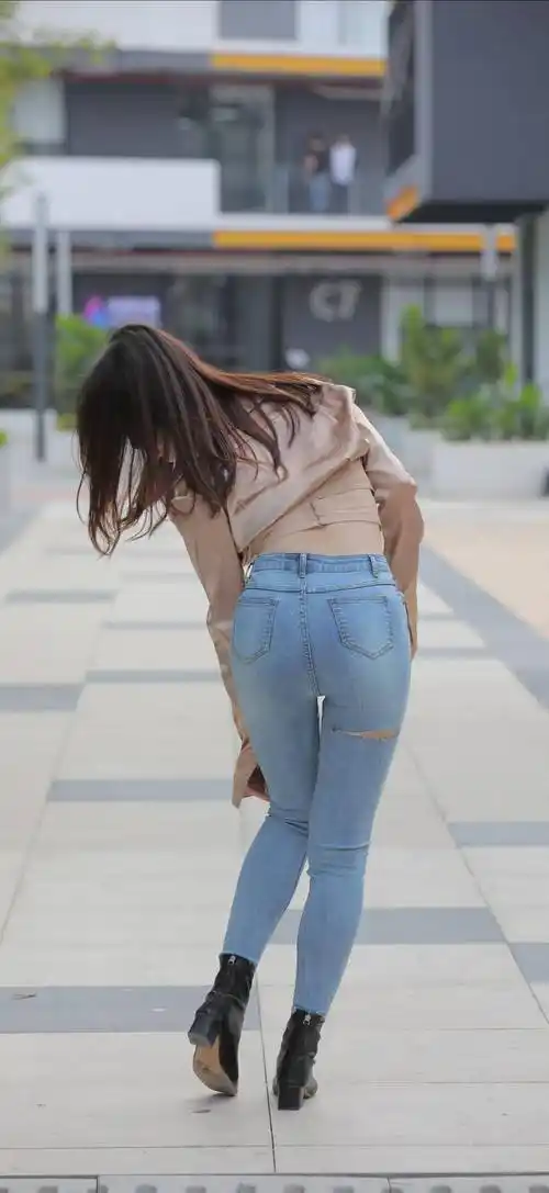 原创浅蓝色紧身牛仔裤搭配浅褐色短款衬衫时尚又修身气质干练利落