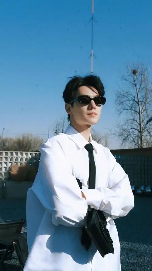 杨洋清瘦了不少