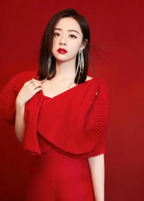 张靓颖最新look照曝光,红色折纸风遮面礼服,尽显时尚魅力