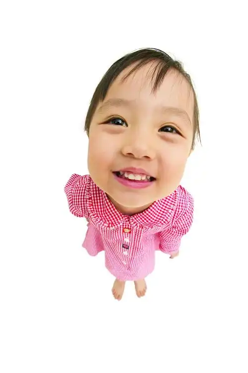 女孩搞怪特写图片特写女孩可爱儿童人物表情搞怪聚焦