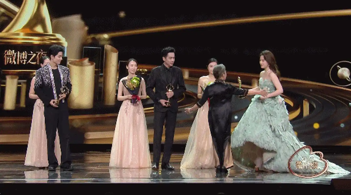 刘亦菲和肖战,张若昀同台,她条件反射直冲c位,走一半突然意识过来