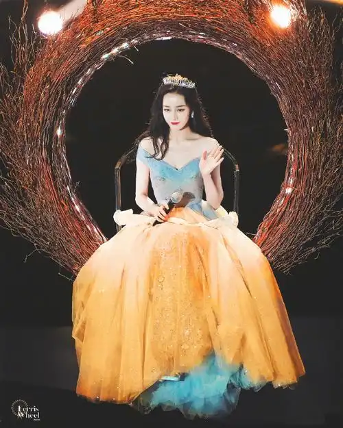 (walking by the world)听说白雪公主在逃跑@dear-迪丽热巴