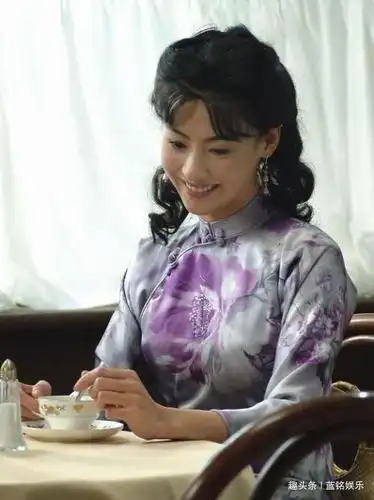 与娇俏张柏芝妆容甜美,精美的吊坠耳环装点,很有民国大家闺秀的气质