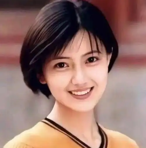 高圆圆"学生时期"旧照流出,班主任说:至少10个班男生在追她