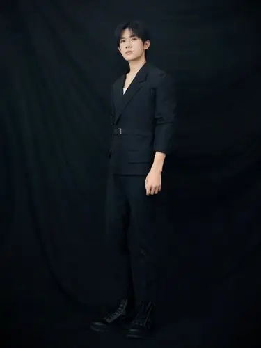 易烊千玺黑色西装儒雅写真图片19