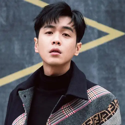 张若昀街拍图片_微信头像男图片_扣扣居