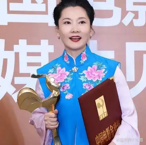 这一夜何赛飞保全了金鸡的体面这才是最难拿的奖该有水准