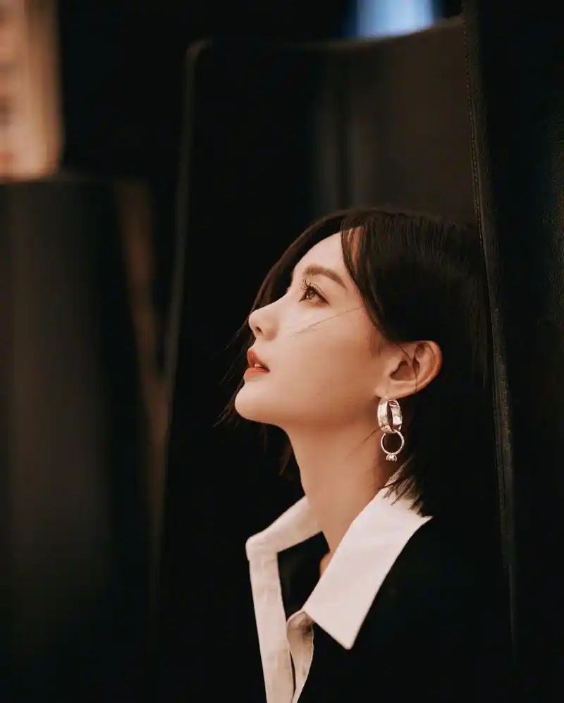 星闻#  李一桐飘逸的短发尽显干净利落,精致的妆容展示高贵冷艳,氨哌