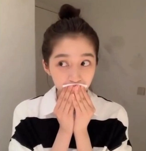 关晓彤直播卸妆,网友称赞太实在,连眉毛都卸没了,尽显少女本质