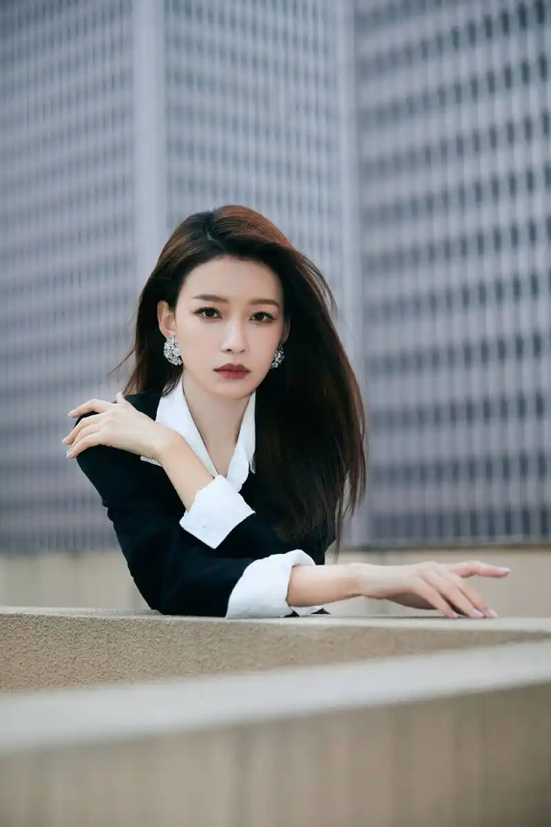 孙怡冷感天台大片释出黑色长裤套装玩转极致优雅