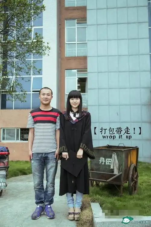 大学男生光棍四年拍个性毕业照与全校百余女生合影