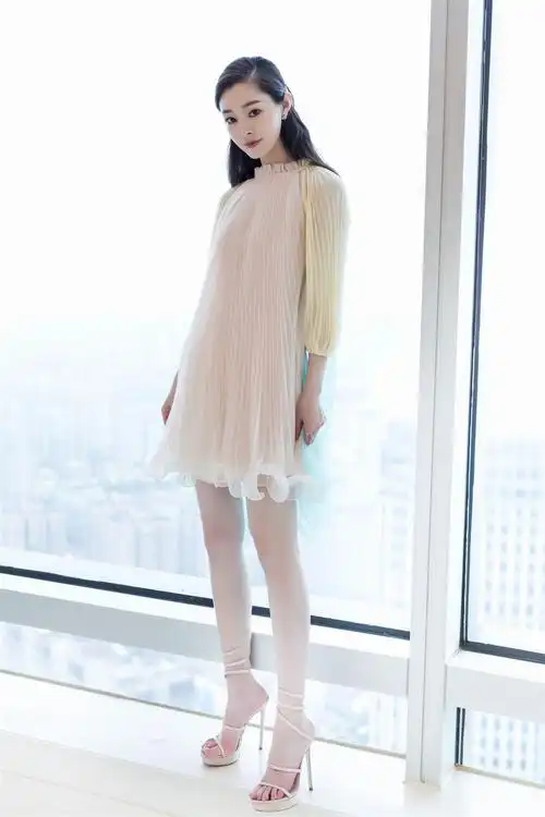 宋轶猫眼妆惊艳曝光 长裙短裙双双上阵 大长腿亮眼