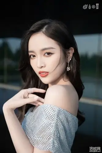 吴宣仪穿银色薄纱裙秀香肩美腿 皮肤白皙甜美优雅