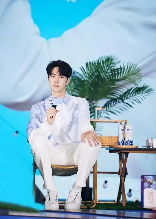 王一博夏日穿搭温柔清新 嘴角一抹浅笑衬无暇少年感