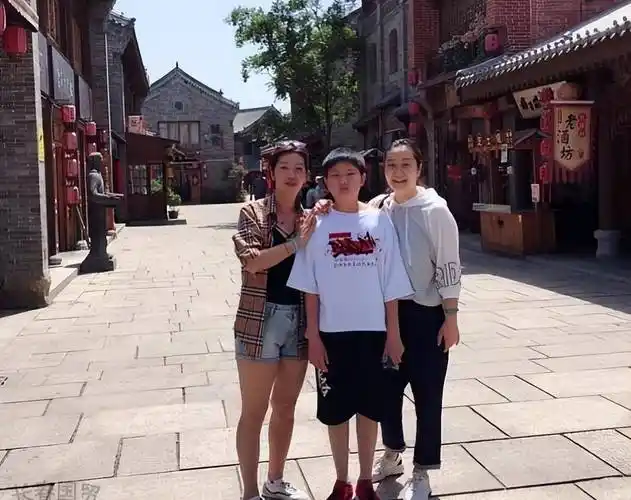 孙楠和儿子罕见合体现身,15岁孙苝身高快超爸,父子共用一张脸_运动