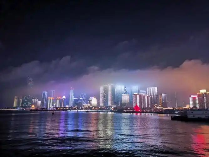 站在情人坝上欣赏灯光秀