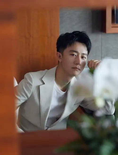 虽已38岁,但黄轩脸部分毫看不见皱褶,身型都没有发胖松垮,由此来看