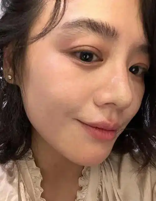 马思纯素颜怼脸状态