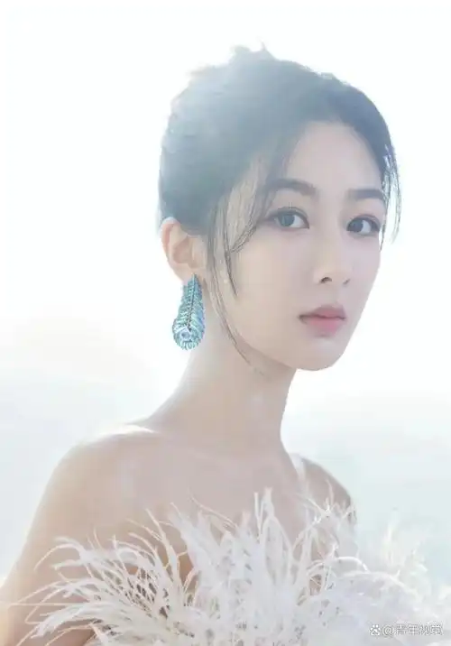 邻家女孩杨紫太仙美了!羽毛舞台造型闪闪发光!